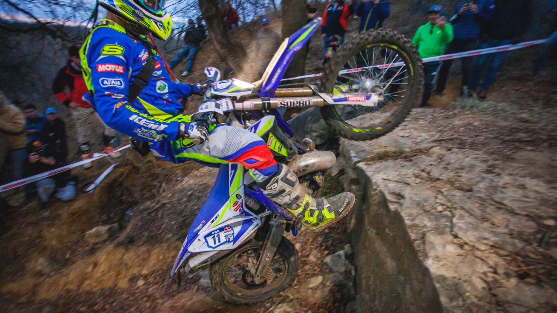 Nie trzymaj motocykla kolanami - 8 porad jak jeździć Hard Enduro