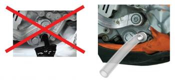 Accel Przyrząd do Spuszczania Oleju z Silnika Kolorowy [KTM 65-530 '09-22 / Husqvarna FC/FE/FS '14-'22 / TC 125-250 '14-'22 / TE '11-'22 / TC 50/65 / TX 125/300 / FX 350 '17-'22 / FX 450 '10-'22 / EC/MC 250/350F '21]